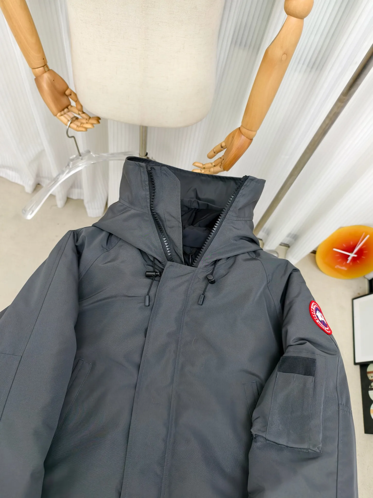 P720 ————2050M model/new 01 model (high version) Canada goose Canada Goose Chilliwack bomber jacket is one of our popular styles. The upgraded version adopts streamlined hood details and improved trimmings. The Chilliwack bomber jacket was originally designed for pilots in the post-war no-man's land in northern Canada. It is durable, warm and easy to move. The inside is filled with white duck down, which has higher thermal insulation performance. Chilliwack's iconic style, enduring popularity, is a popular jacket from Canada Goose. Customize your parka with our variety of interchangeable hood trim accessories to extend the coverage of your hood. Hip-length, the bomber jacket's knitted cuffs and hem are mid-length for freedom of movement. Rib knit cuffs and hem improve fit and seal in heat.  2050M is an upgraded version of the old version 01. Color: black, gray, off-white, navy. Size: XS-2XL